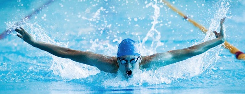 Avoir des abdos permet la natation